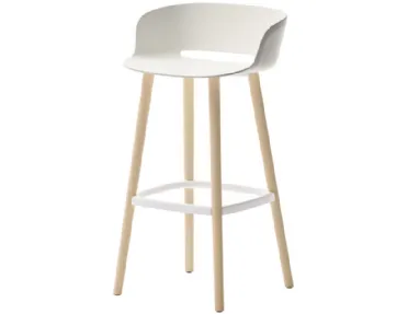 Sgabello Babila in tecnopolimero con struttura in legno di Veneta Cucine