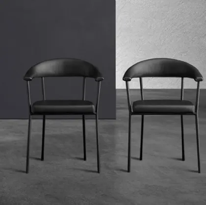 Sedia Director in ecopelle nera con struttura in tubolare metallico industrial di Devina Nais