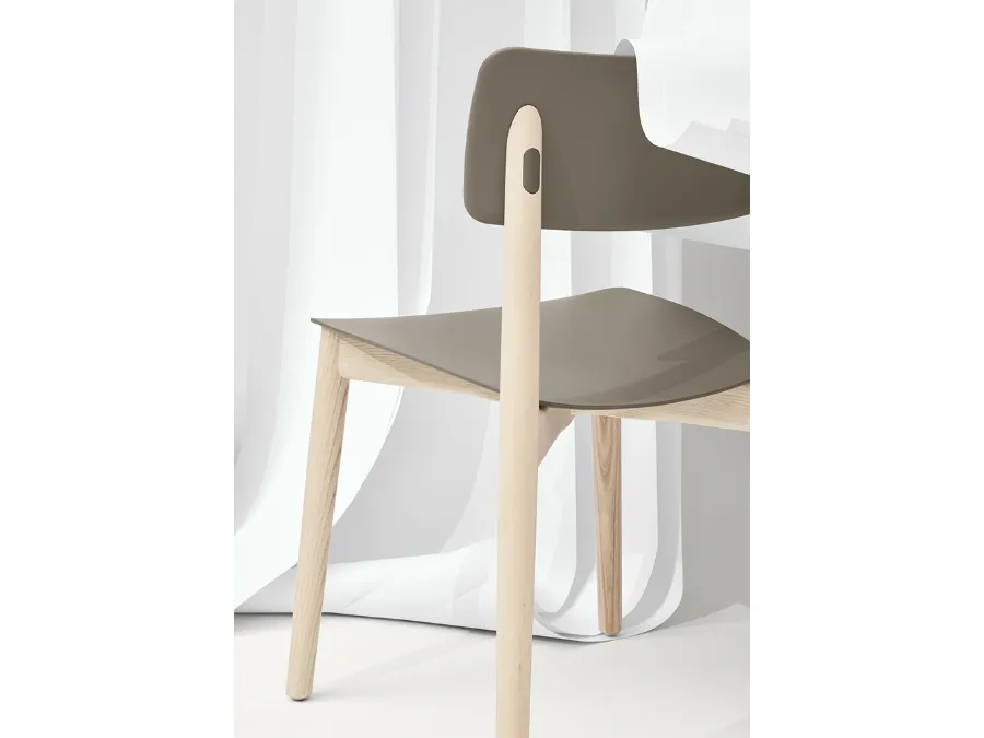 Sedia Eastwood in polipropilene con struttura in Frassino Naturale di Infiniti