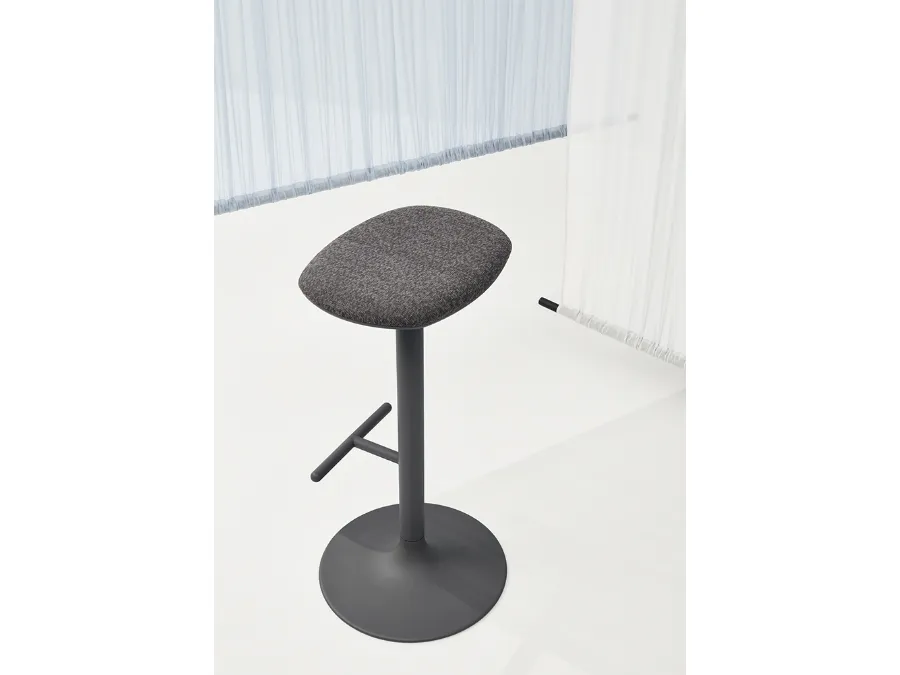 Sgabello Flink Stool con seduta in tessuto imbottito e base in acciaio di Infiniti