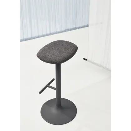 Sgabello Flink Kitchen Stool con seduta in tessuto imbottito e base in acciaio di Infiniti