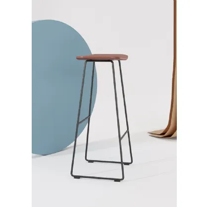 Sgabello Klejn Kitchen Stool con seduta in ecopelle e base in tondino di acciaio di Infiniti