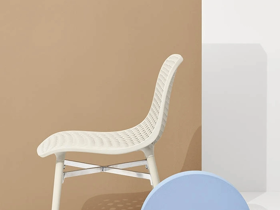 Sedia Next con scocca traforata in poliammide e gambe in Frassino massello Naturale di Infiniti