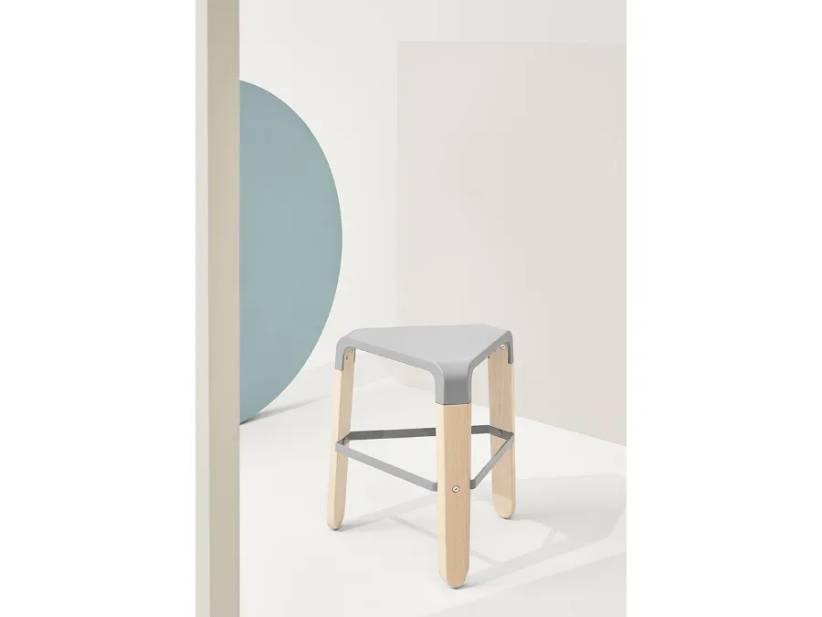 Sgabello Picapau Low Stool in polipropilene Grigio argento con telaio in legno di Faggio massello Naturale di Infiniti