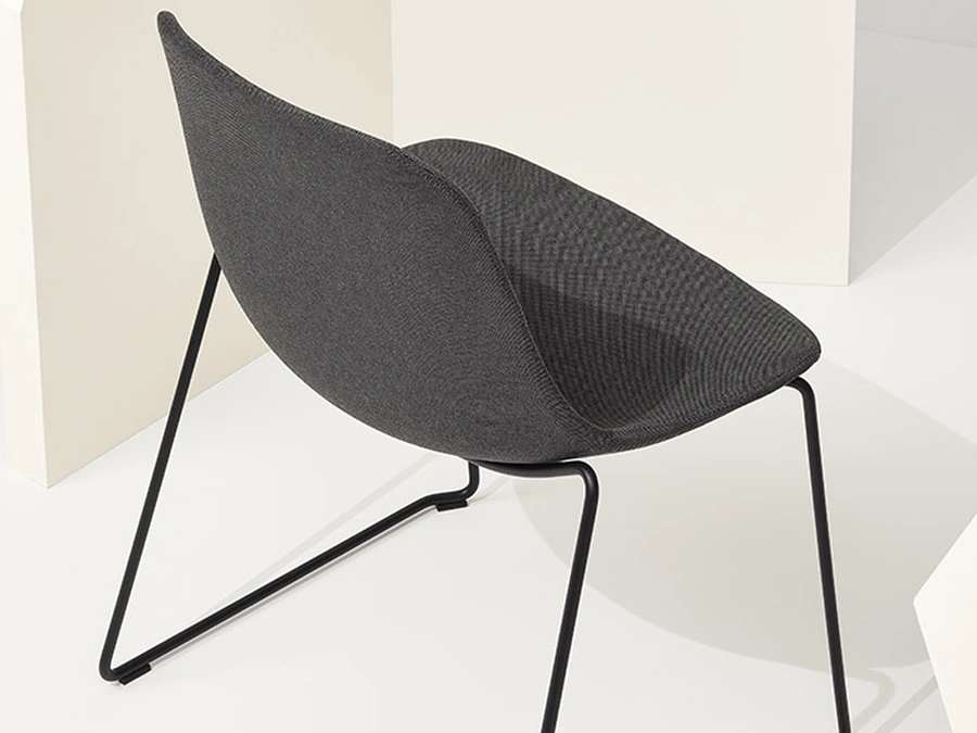 Sedia Pure Loop Maxi Sled di Infiniti