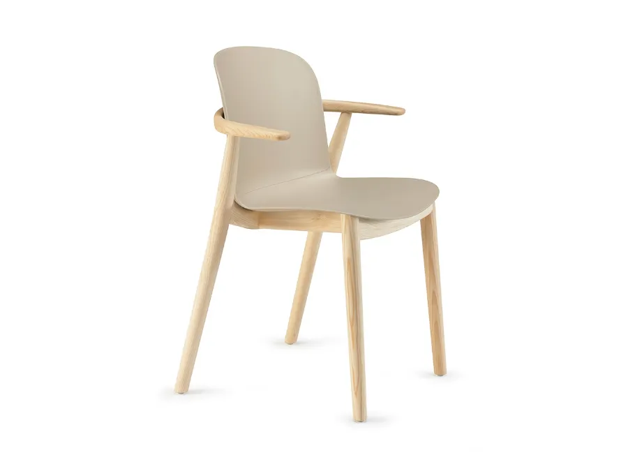 Sedia con braccioli Relief Wooden Legs con scocca in polipropilene e gambe in Frassino massello Naturale di Infiniti