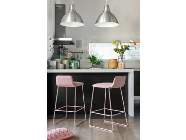 Sgabello in tessuto con struttura in metallo Riley soft di Connubia