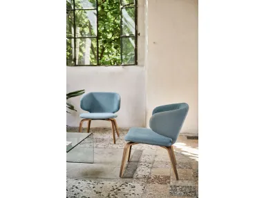 Sedia lounge in tessuto con struttura in legno Wrap AP L TS_N di Midj