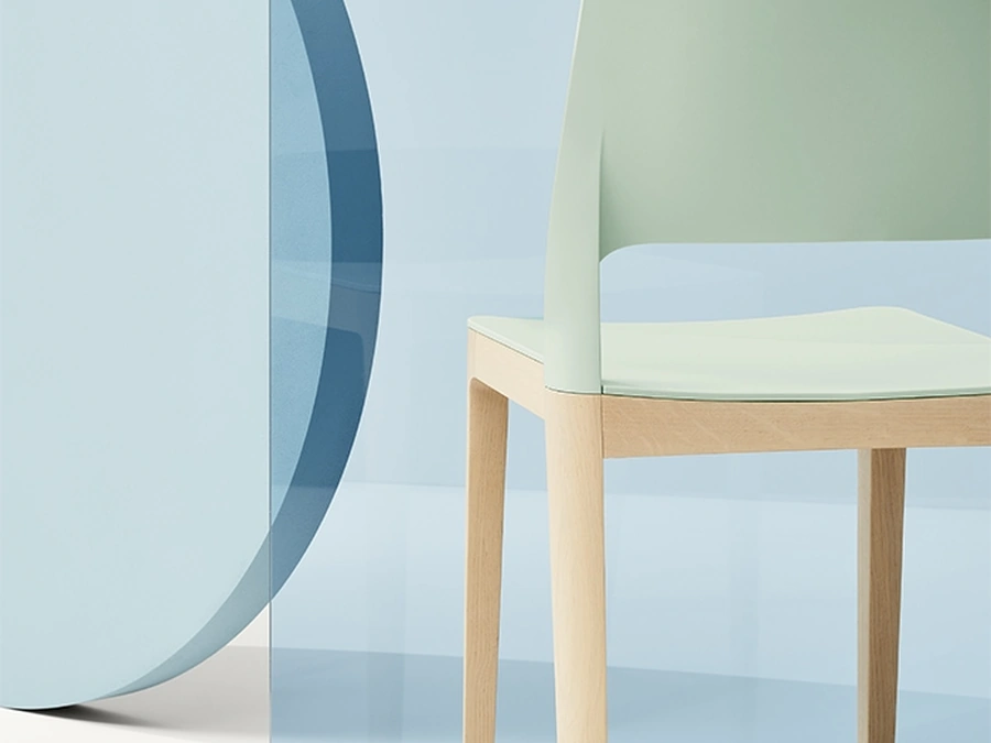 Sedia Settesusette in polipropilene con gambe in Faggio massello Naturale di Infiniti