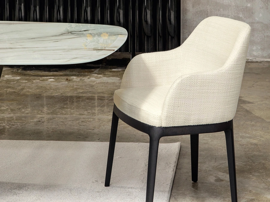 Sedia in tessuto con braccioli Cleo di Tonin Casa