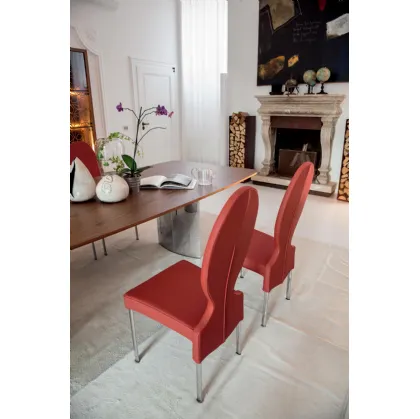Sedia di design Vivienne con seduta rivestita in ecopelle di Tonin Casa