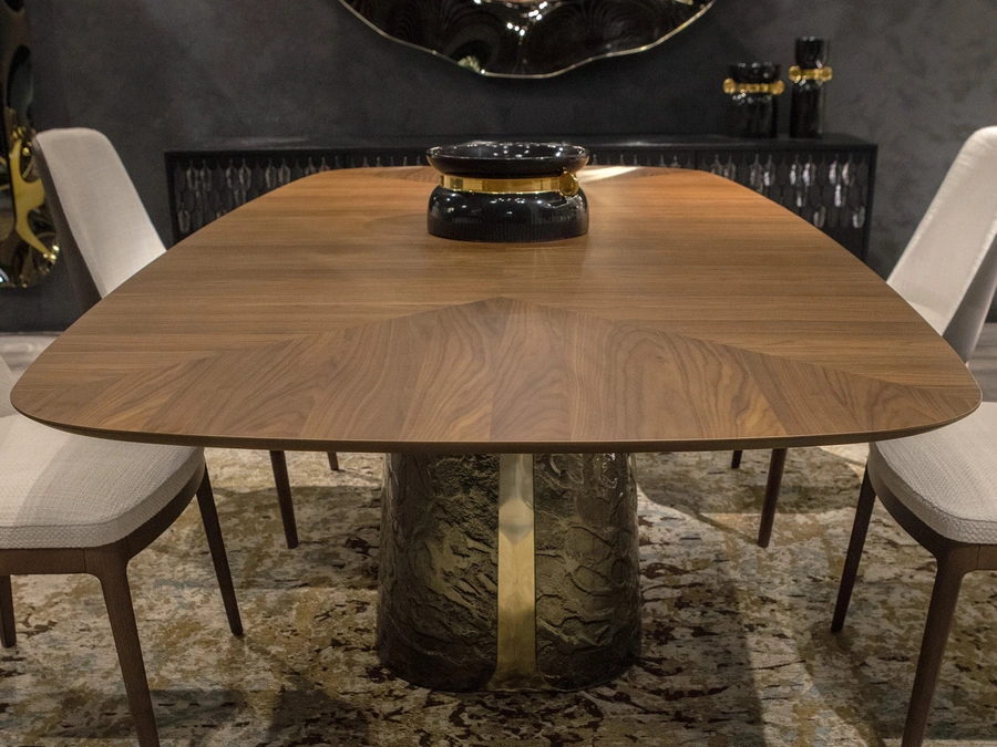 Tavolo Adone con top in legno e base in vetro curvato, bocciardato e retroargentato, in colorazione bronzo di Tonin Casa