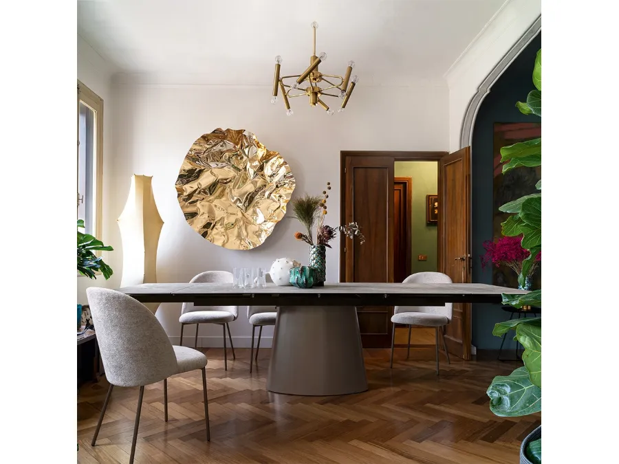 Tavolo Ellisse con top in ceramica e base monolitica in lamiera di Connubia
