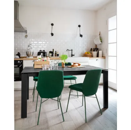 Tavolo allungabile con top in ceramica stone e gambe in legno di faggio laccato grafite Eminence Wood di Connubia