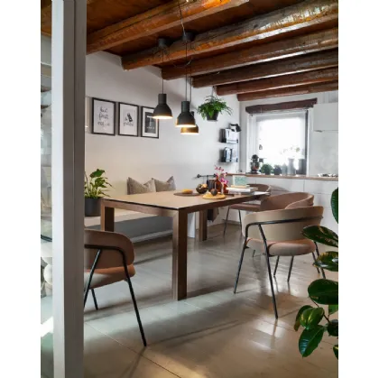 Tavolo allungabile con gambe in legno e top in ceramica Sigma di Connubia