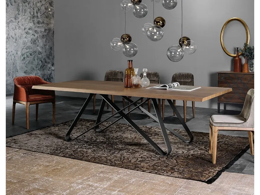 Tavolo Status con base in metallo e top legno di Tonin Casa