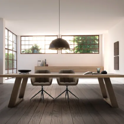 Tavolo Wood in legno massello di Rovere con base in ferro di Devina Nais