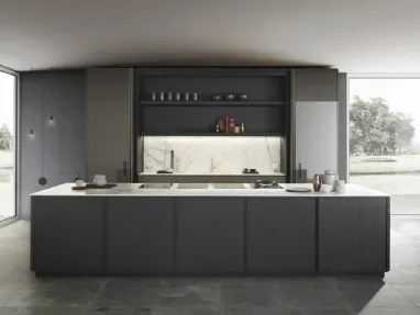 Cucina Design con isola Frame finitura impiallacciato Rovere Fumo e laccato lucido Grey con top in Gres Syros di Modulnova