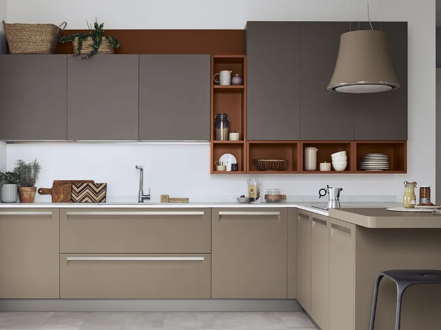 Cucina Moderna Carrera angolare con penisola in laccato Malto e Gianduia di Veneta Cucine