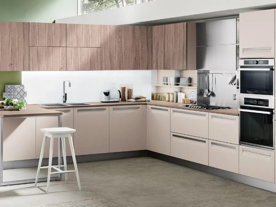 Cucina Moderna Carrera angolare con penisola in laccato Beige di Veneta Cucine
