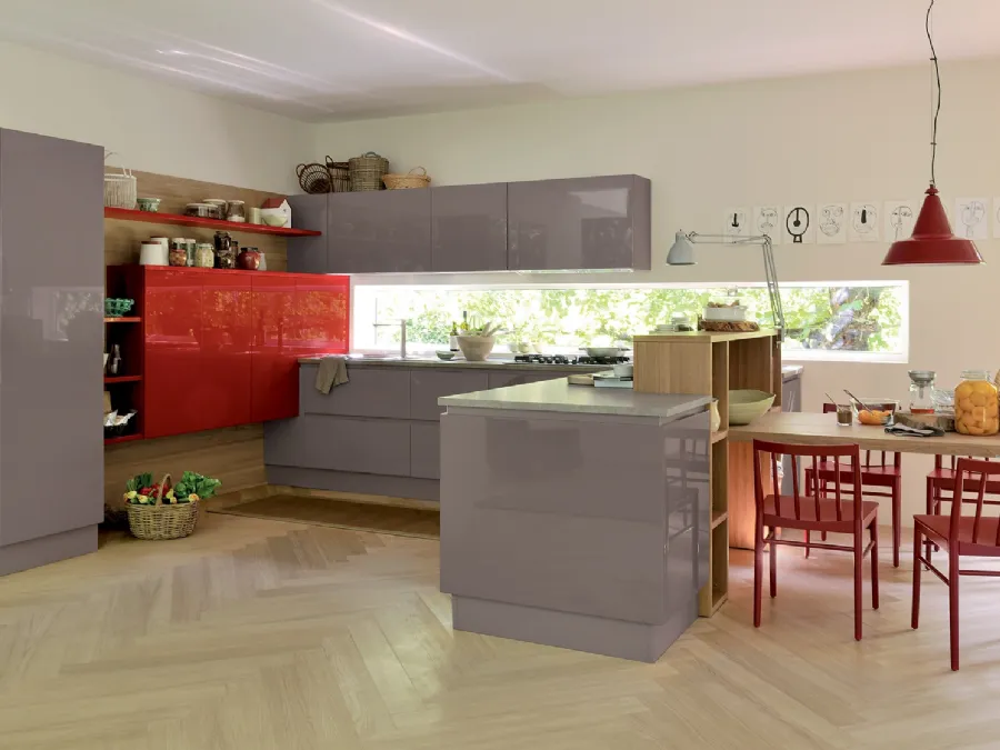 Cucina Moderna Extra angolare in laccato lucido Marron Visone e Rosso veneziano di Veneta Cucine