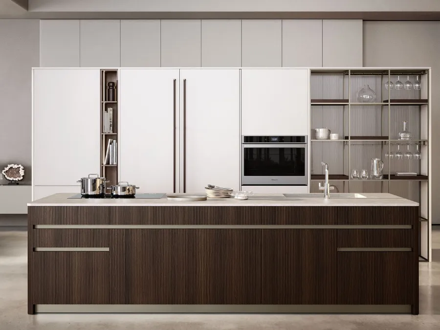 Cucina Moderna con isola Iconica 03 in Rovere Scuro Canneté e Bianco Perla di Veneta Cucine