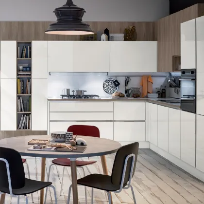 Cucina Moderna Like angolare in laccato lucido Bianco Burro e Olmo Neutro di Veneta Cucine