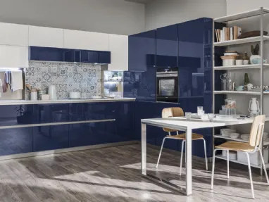Cucina Moderna Lounge angolare in laccato lucido Blu Navy di Veneta Cucine