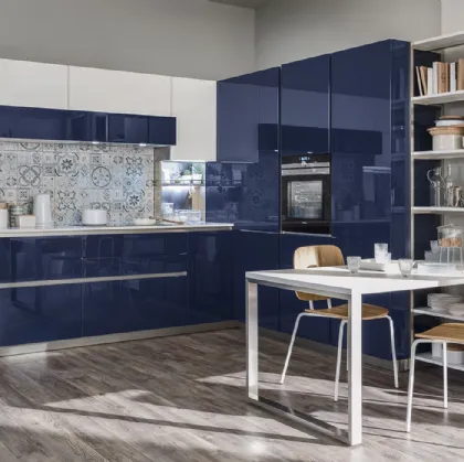 Cucina Moderna Lounge angolare in laccato lucido Blu Navy di Veneta Cucine