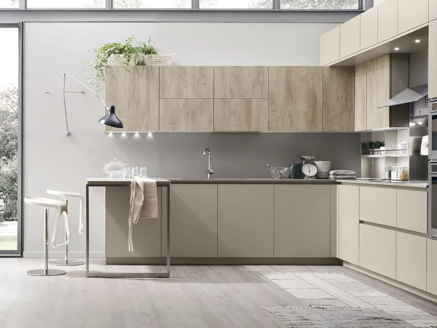 Cucina Moderna Lounge angolare con penisola in laccato Beige Ecru e Rovere Coloniale di Veneta Cucine