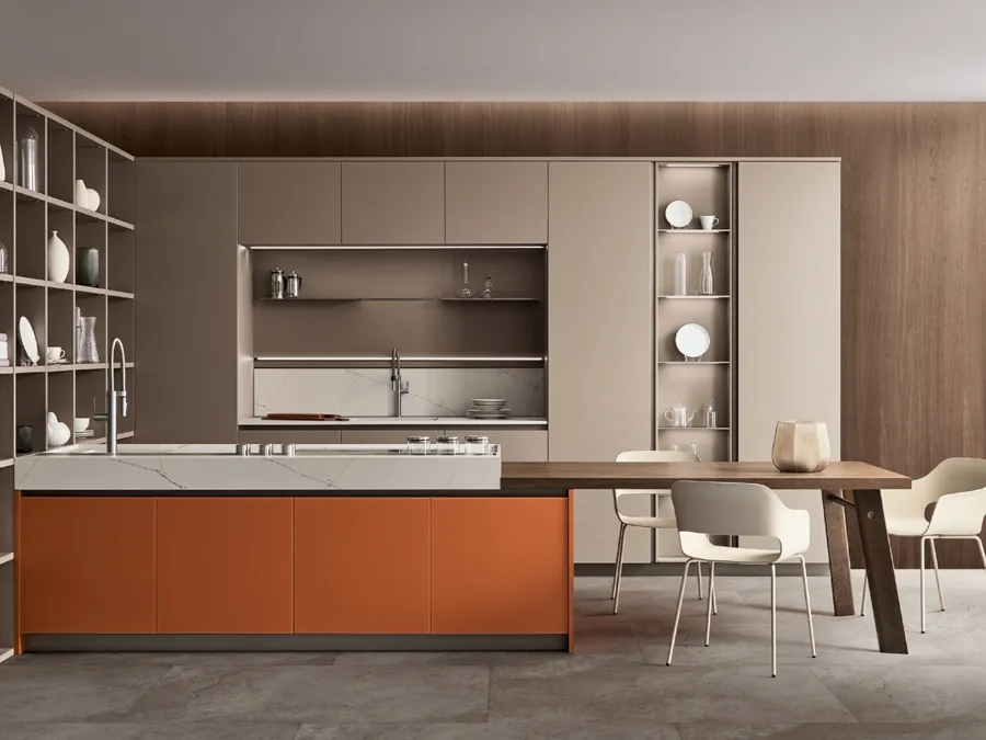 Cucina Moderna con penisola Lounge in Vetro laccato Arancio e laccato opaco Camoscio di Veneta Cucine