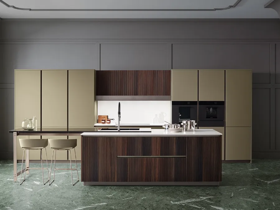Cucina Moderna lineare con penisola Lounge in Vetro laccato opaco Verde e Canneté Rovere Scuro di Veneta Cucine