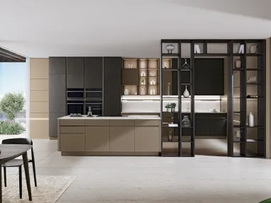 Cucina Moderna con isola Iconica 01 in Vetro Cappuccino liscio e cannettato, basi colonne e pensili in Frassino scuro di Veneta Cucine