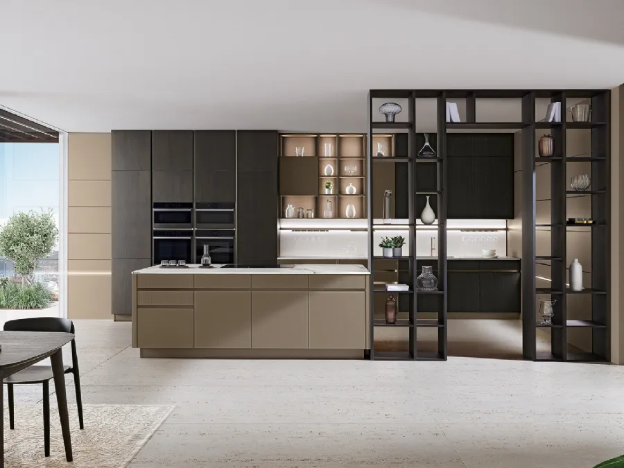 Cucina Moderna con isola Iconica 01 in Vetro Cappuccino liscio e cannettato, basi colonne e pensili in Frassino scuro di Veneta Cucine