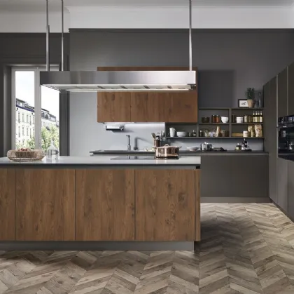 Cucina Moderna Ri-flex 02 con isola in Olmo antico e vetro laccato opaco Marrone Oliva di Veneta Cucine