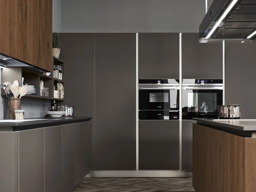Cucina Moderna Ri-flex 02 con isola in Olmo antico e vetro laccato opaco Marrone Oliva di Veneta Cucine