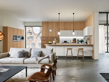 Cucina Moderna con penisola Ri-flex 03 in Vetro e Rovere di Veneta Cucine
