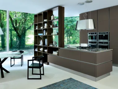 Cucina Moderna Ri flex lineare in vetro laccato opaco Marrone Oliva di Veneta Cucine