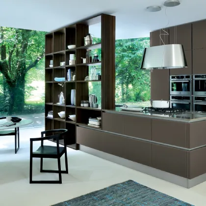 Cucina Moderna Ri flex lineare in vetro laccato opaco Marrone Oliva di Veneta Cucine