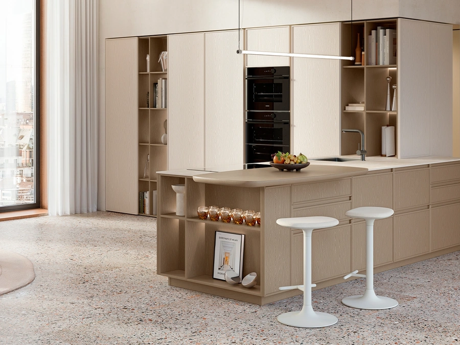 Cucina Moderna con penisola Sakura 19 in Frassino laccato Marrone e Crema di Veneta Cucine