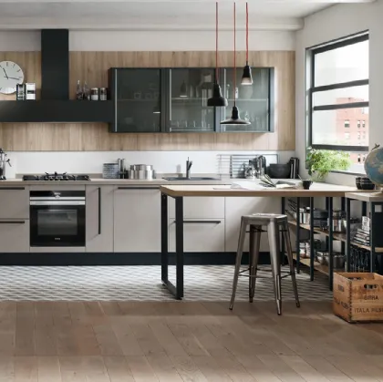 Cucina Moderna Start Time lineare in finitura Graffiato scuro e Play Rovere scuro con pensili in vetro brunito di Veneta Cucine