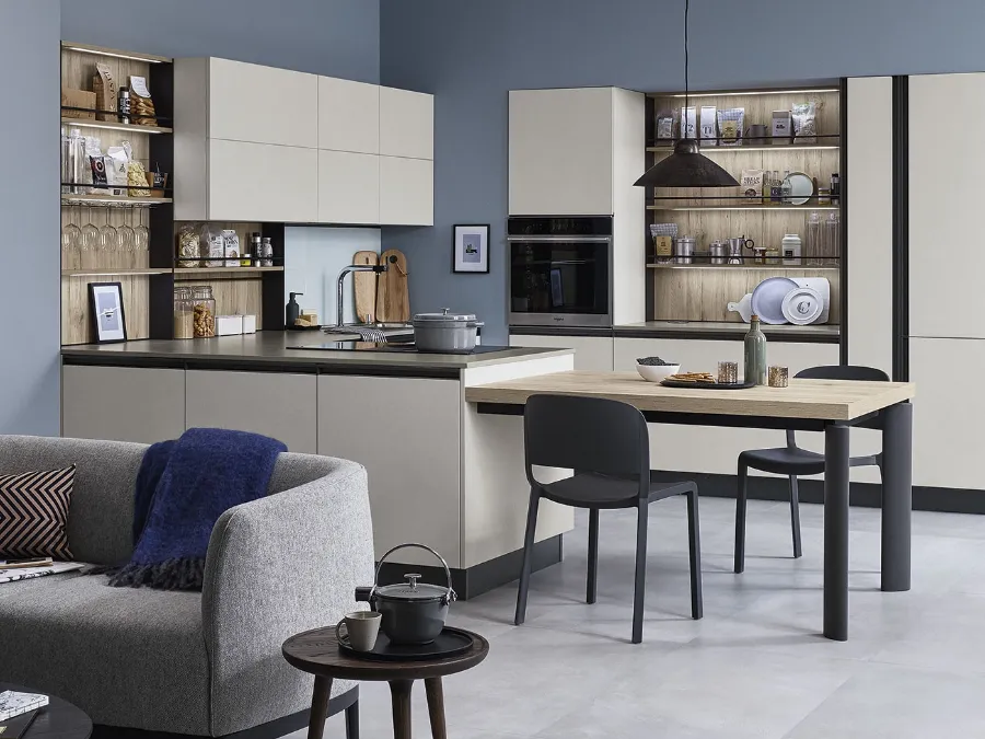 Cucina Moderna Start Time Presa angolare in finitura Graffiato chiaro e Play Rovere medio di Veneta Cucine