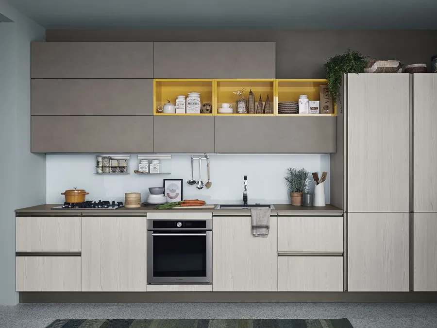 Cucina Moderna lineare Start Time Presa in finitura Graffiato scuro e Play Rovere chiaro di Veneta Cucine