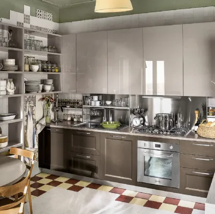 Cucina Moderna Tablet lineare in finitura Rovere Marrone e laccato lucido Marron Mocaccino di Veneta Cucine
