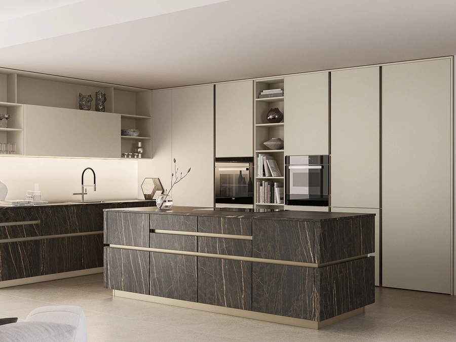 Cucina Moderna con isola Iconica 04 in laccato e ceramica di Veneta Cucine