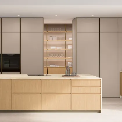 Cucina Moderna con isola Sakura 02 in Rovere e laccato Alabastro di Veneta Cucine
