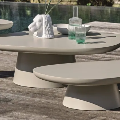 Tavolini Stone con base in metallo verniciato e top in MDF verniciato con finitura outdoor di Ditre Italia